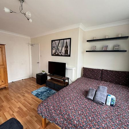 Huge And Affordable 3 Bedroom Flat In Hammersmith For 7 People With Welcome Breakfast Londra Dış mekan fotoğraf
