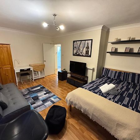 Huge And Affordable 3 Bedroom Flat In Hammersmith For 7 People With Welcome Breakfast Londra Dış mekan fotoğraf