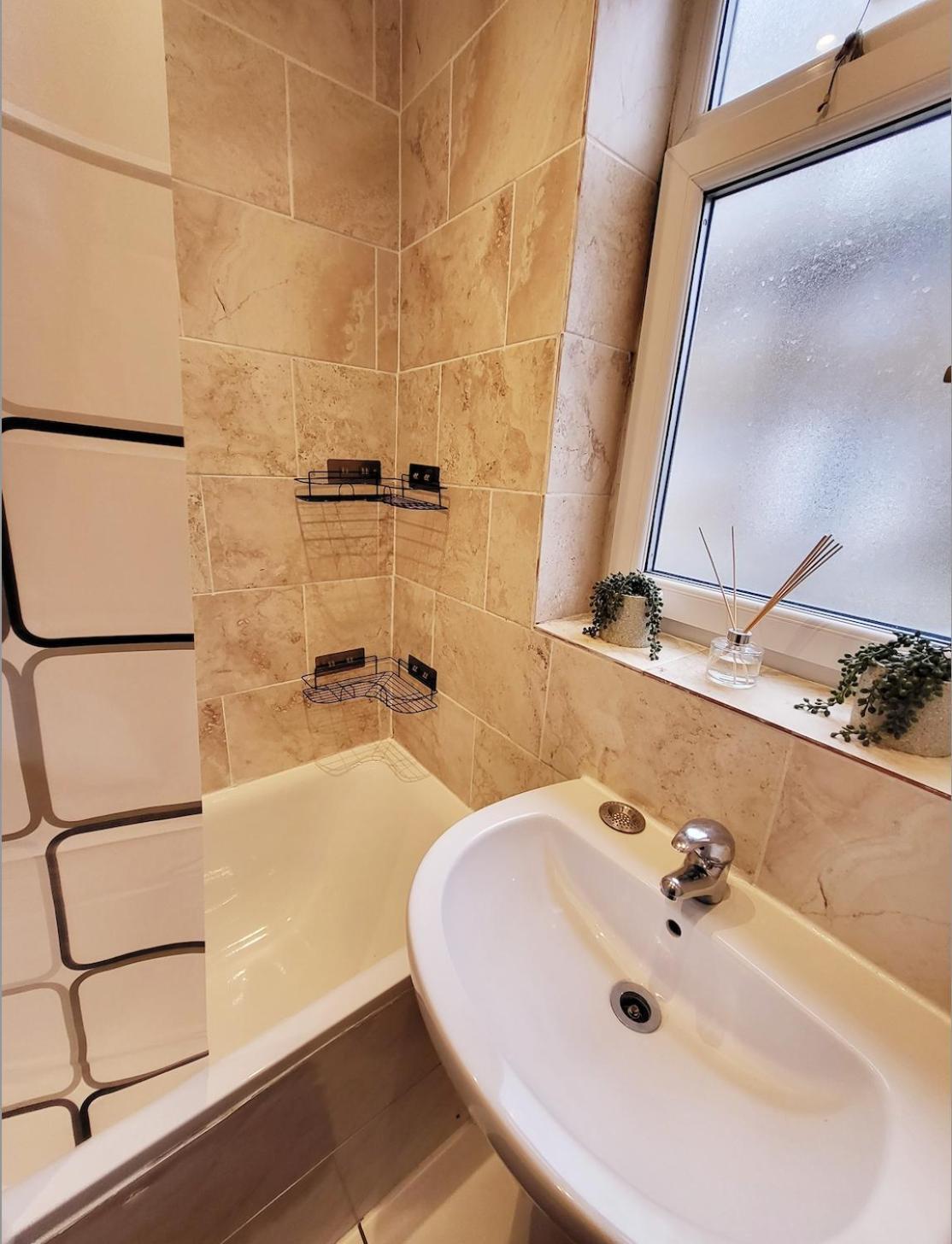 Huge And Affordable 3 Bedroom Flat In Hammersmith For 7 People With Welcome Breakfast Londra Dış mekan fotoğraf