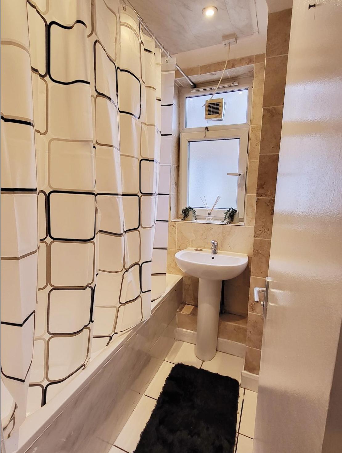 Huge And Affordable 3 Bedroom Flat In Hammersmith For 7 People With Welcome Breakfast Londra Dış mekan fotoğraf
