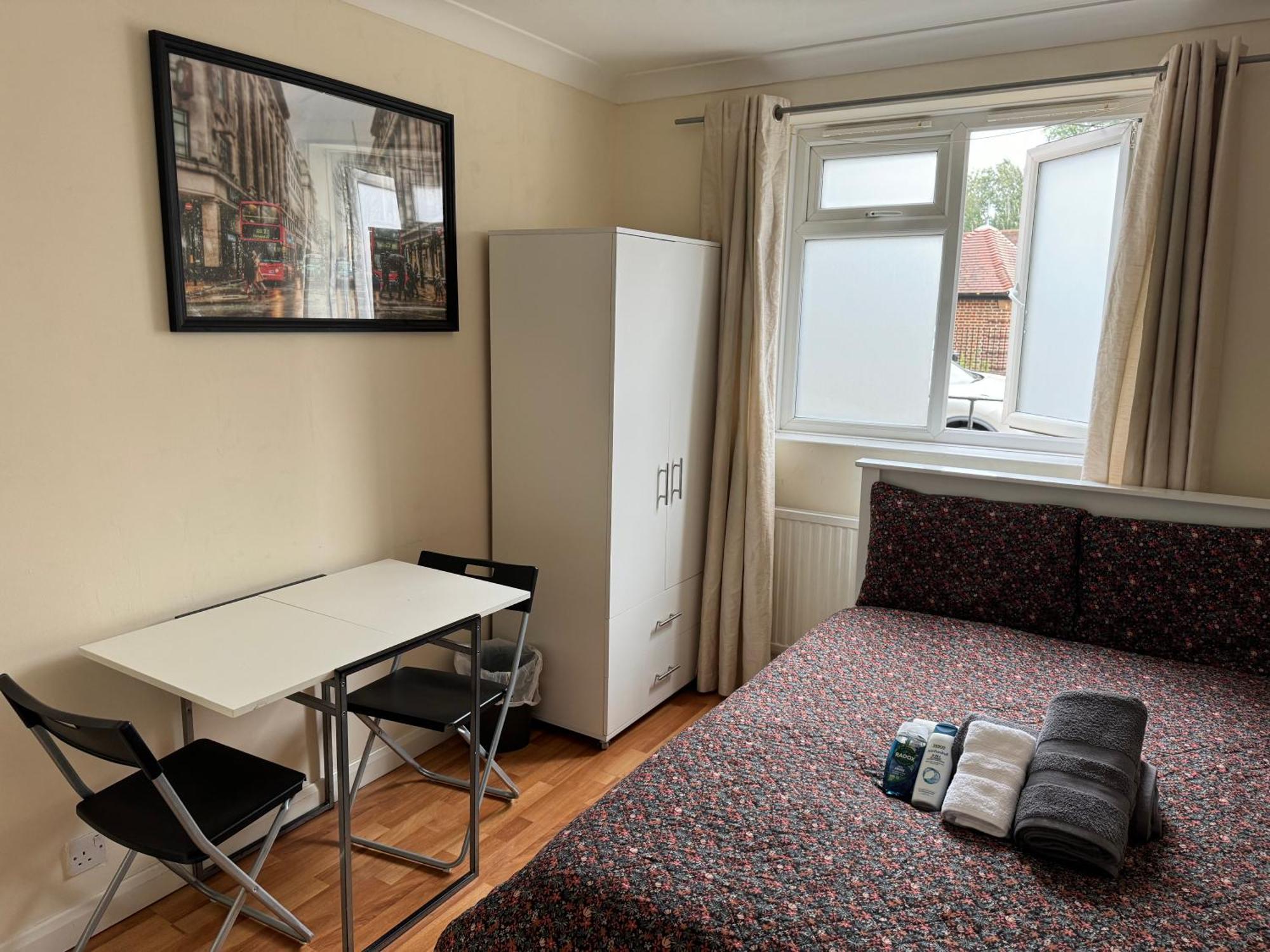 Huge And Affordable 3 Bedroom Flat In Hammersmith For 7 People With Welcome Breakfast Londra Dış mekan fotoğraf