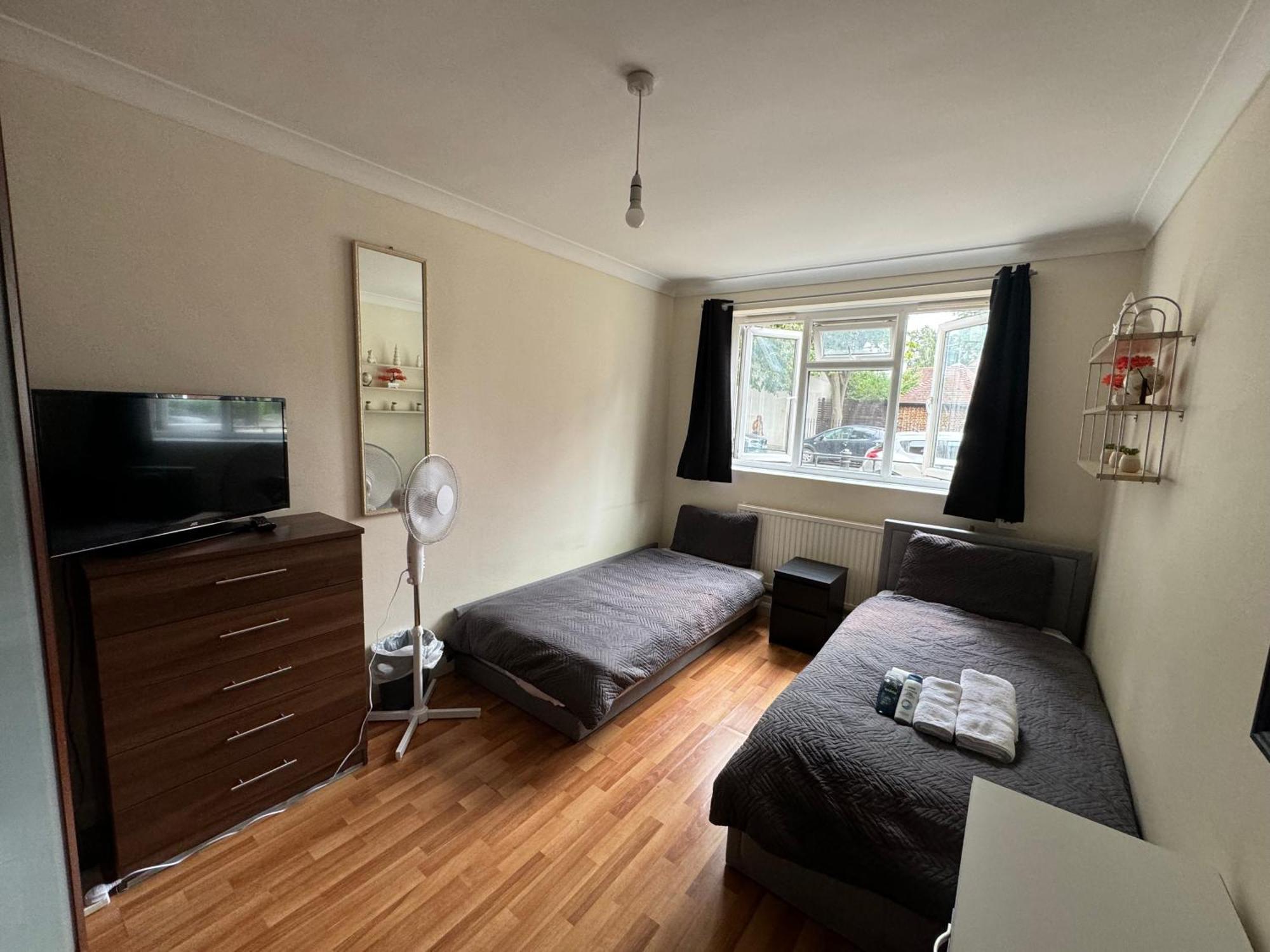 Huge And Affordable 3 Bedroom Flat In Hammersmith For 7 People With Welcome Breakfast Londra Dış mekan fotoğraf